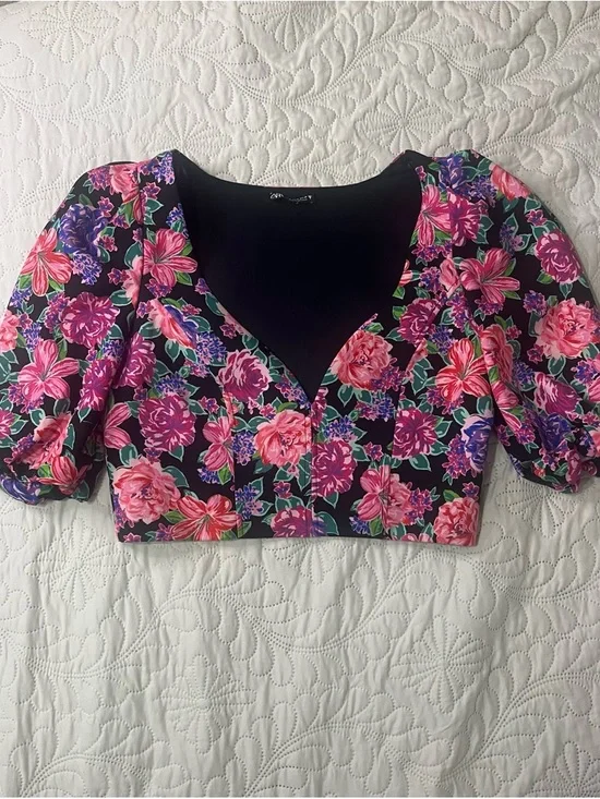 Zara Floral V-Neck Crop Top! With puff sleeves. Medium - Picture 1 of 6